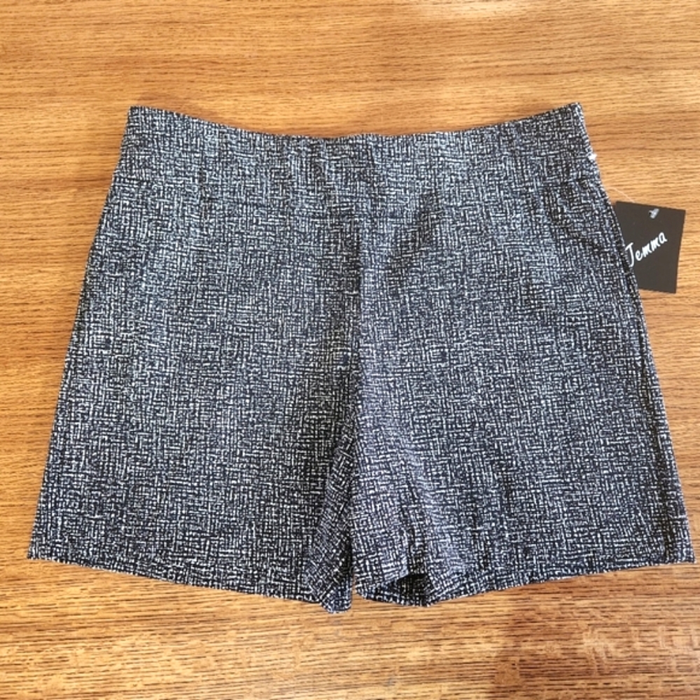 NWT Jemma Casual Black and White Graphic Print Stretch Short